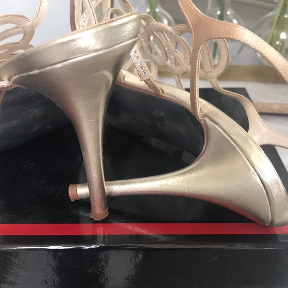 E Live From The Red Carpet Gold Satin Sandals - Picture 3 of 7